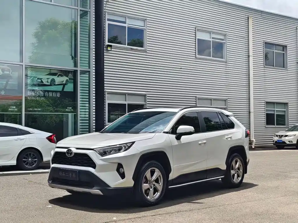Toyota RAV4 2022 — фото 1