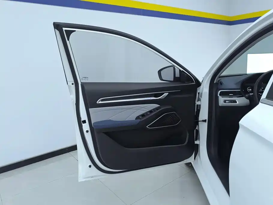 Geely Emgrand 2022