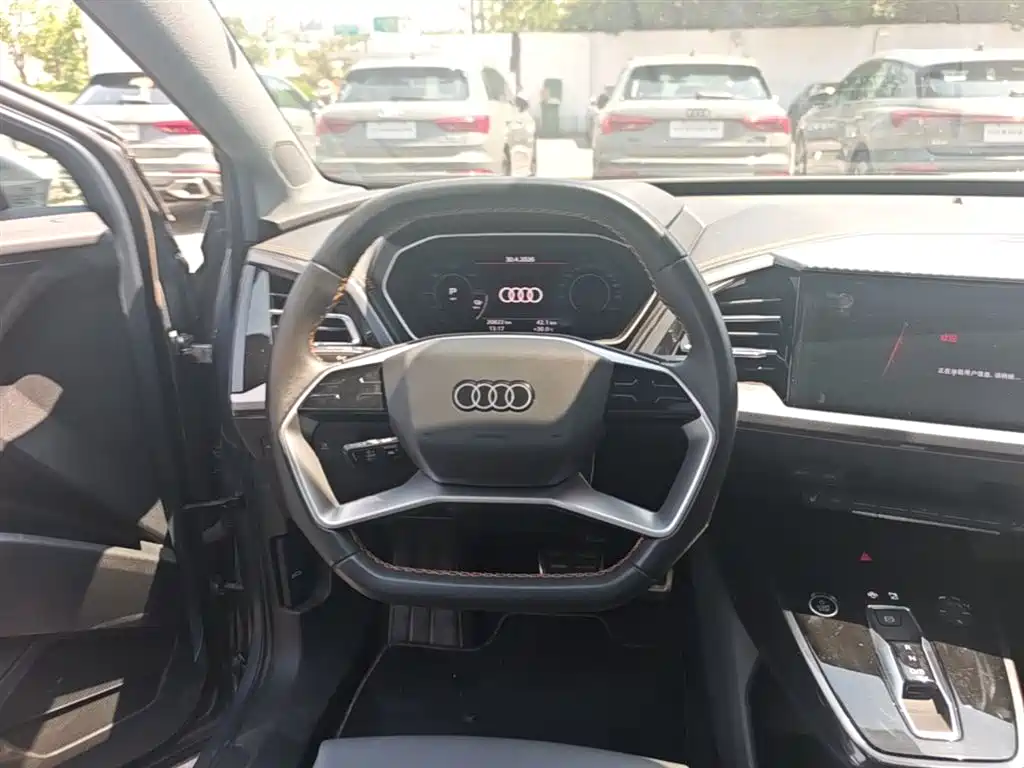Audi Q4 e-tron 2024 — фото 11