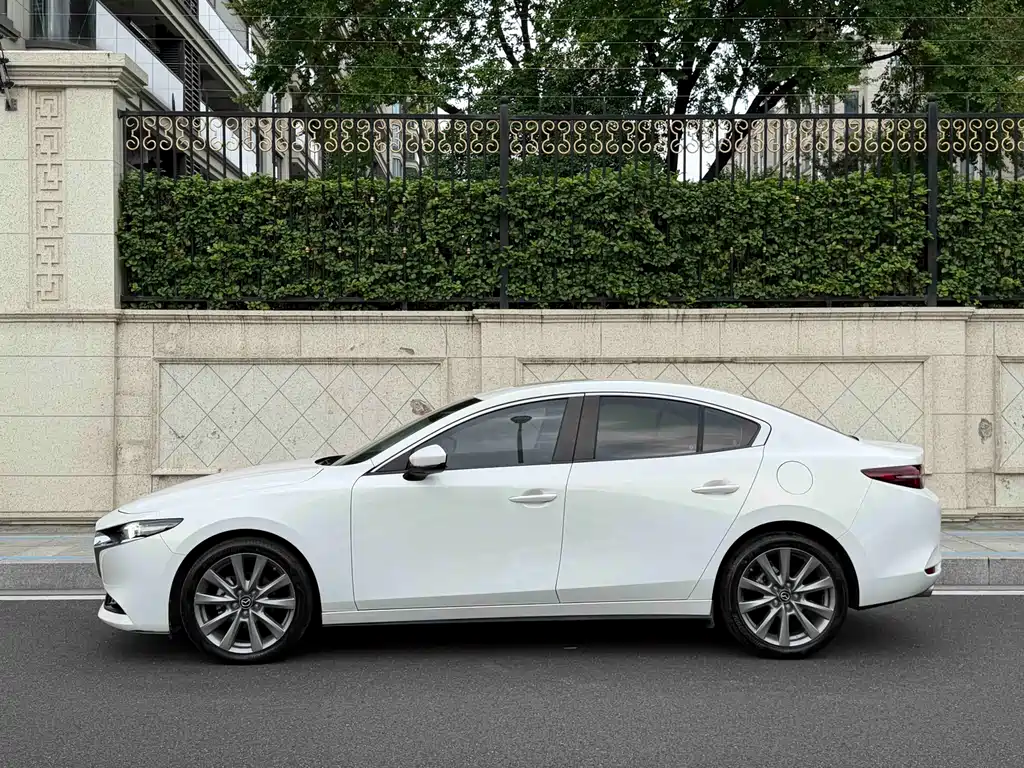 Mazda 3 Axela 2022 — фото 3