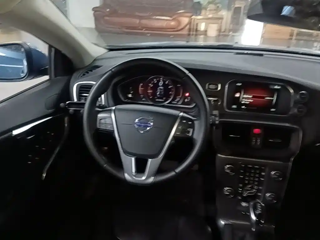 Volvo V40 2016 — фото 10
