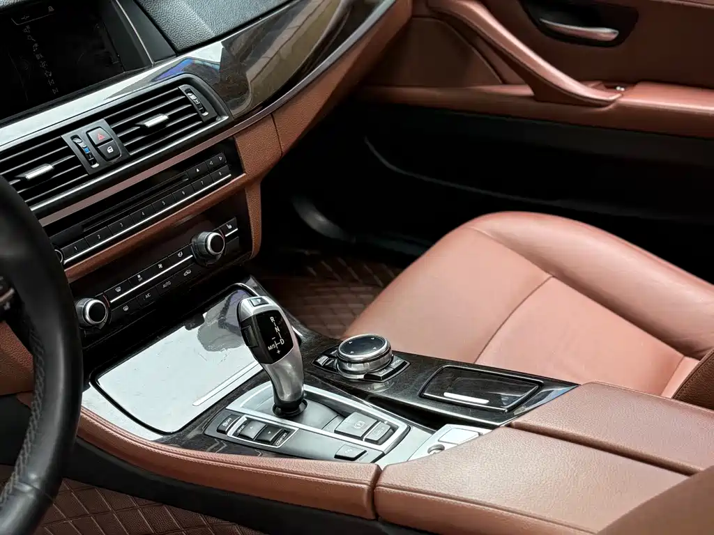 BMW 5 Series 2017 — фото 10