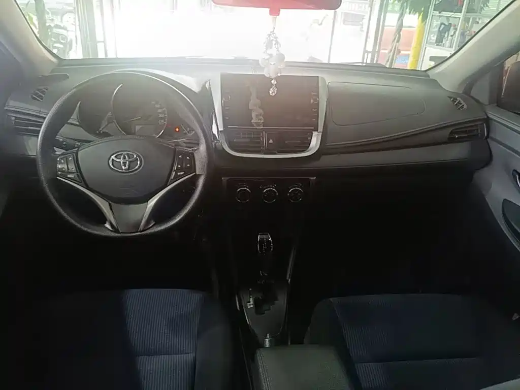 Toyota Yaris L 2019 — фото 10