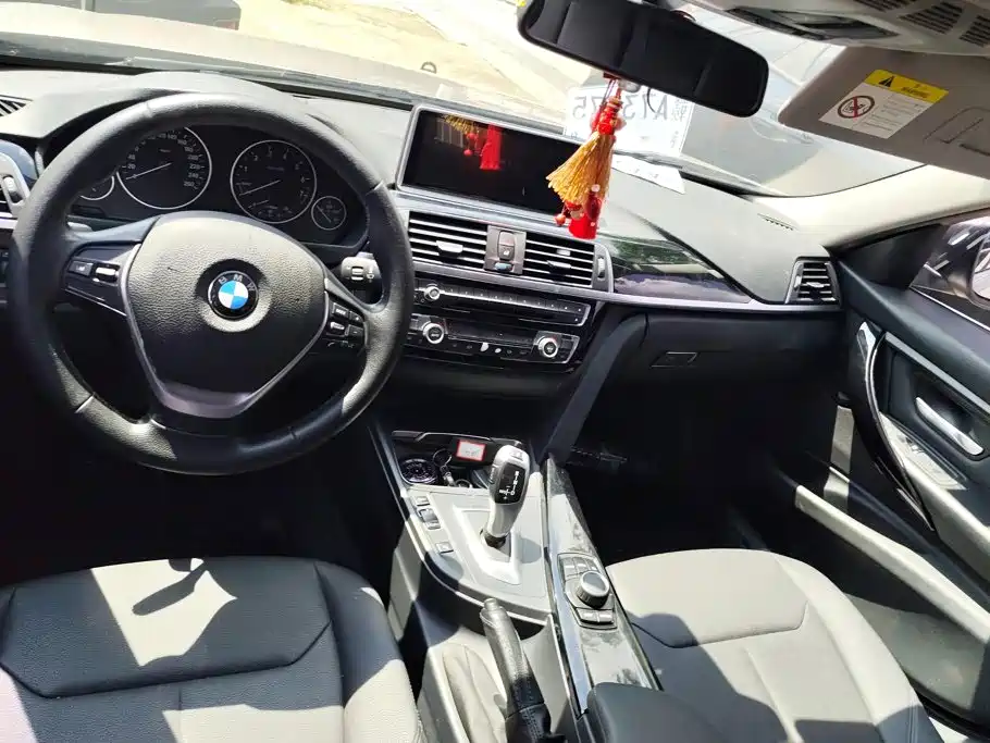 BMW 3 Series 2017 — фото 12