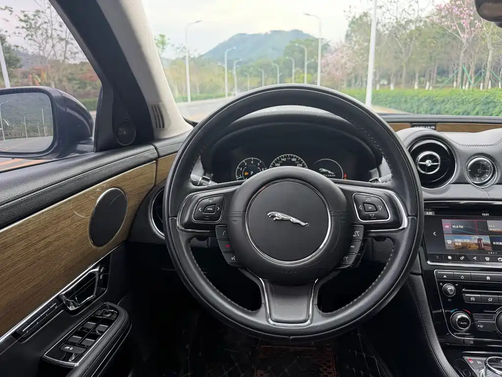 Jaguar XJ 2018 — фото 18