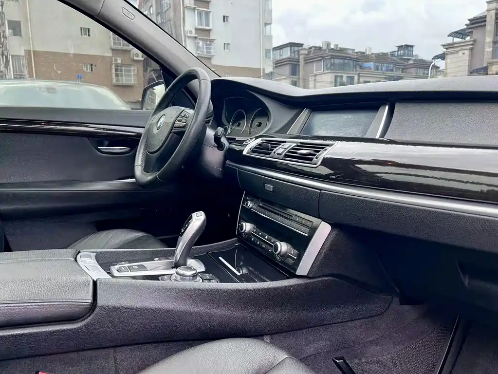 BMW 5 Series GT 2012 — фото 16