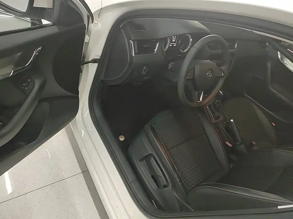 Skoda Octavia 2021 — фото 16