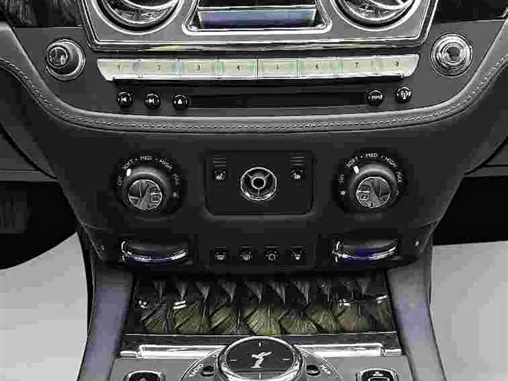 Rolls-Royce Phantom 2018 — фото 15