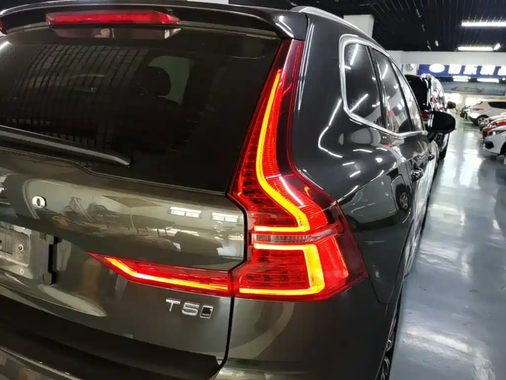 Volvo XC60 2021 — фото 8