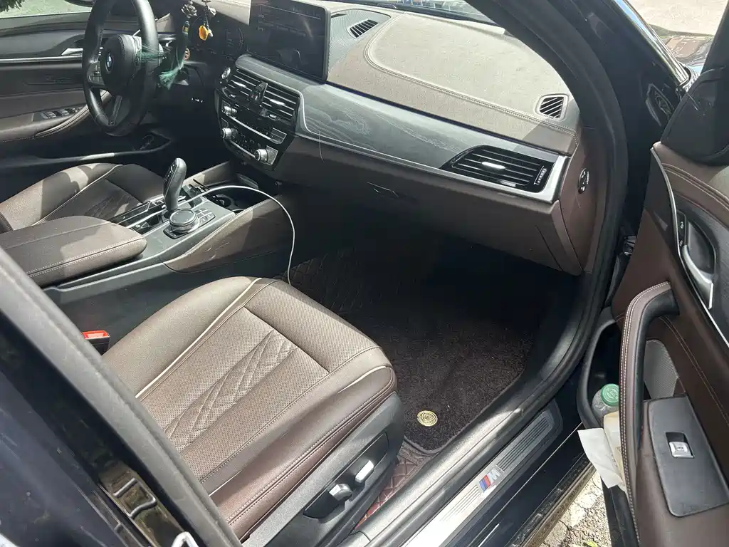 BMW 5 Series 2023 — фото 10