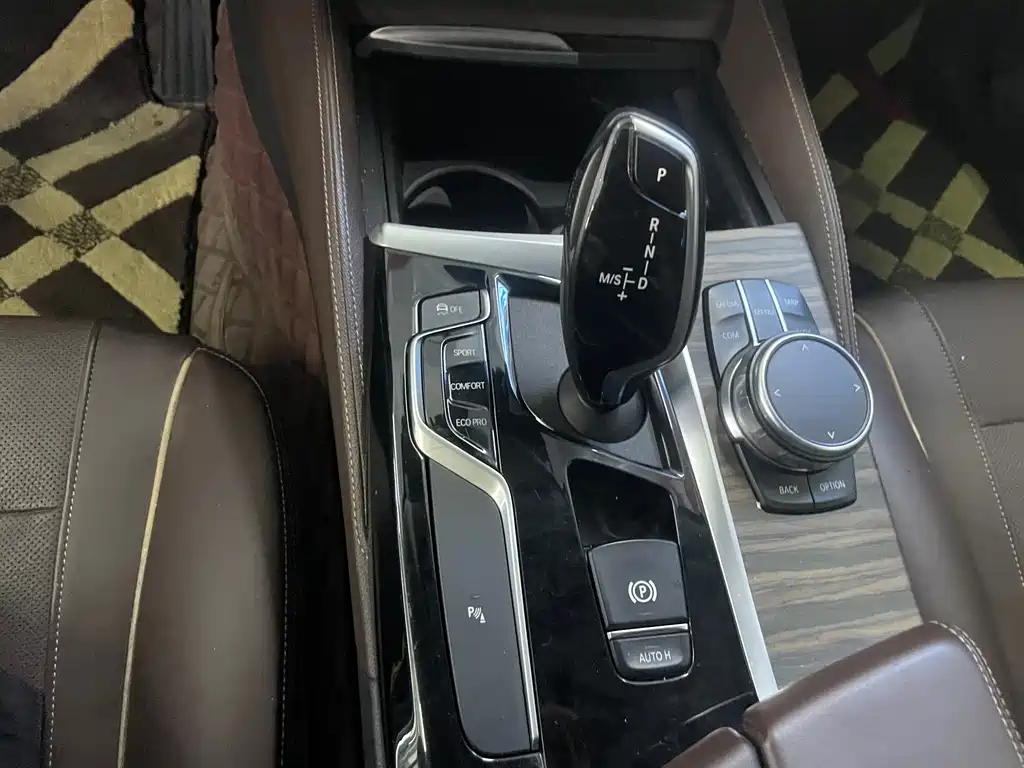 BMW 5 Series 2019 — фото 25