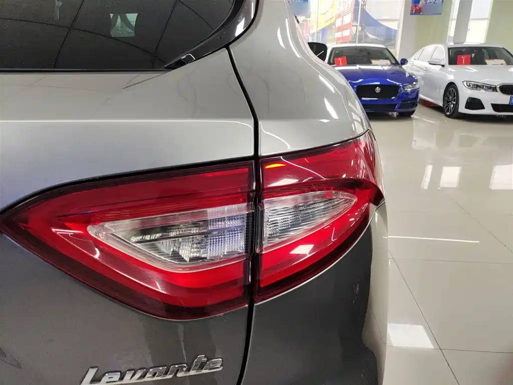 Maserati Levante 2018 — фото 24