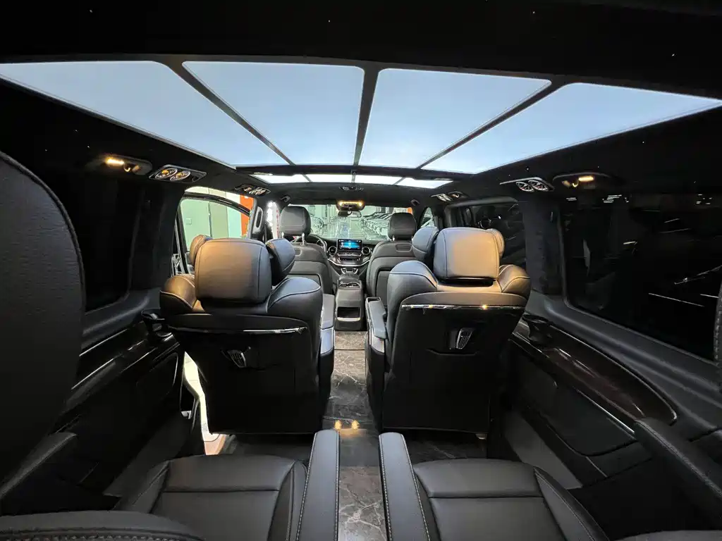 Mercedes-Benz V-Class 2023 — фото 15