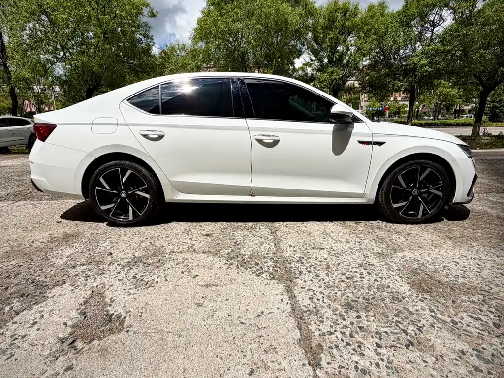 Skoda Octavia 2023 — фото 7