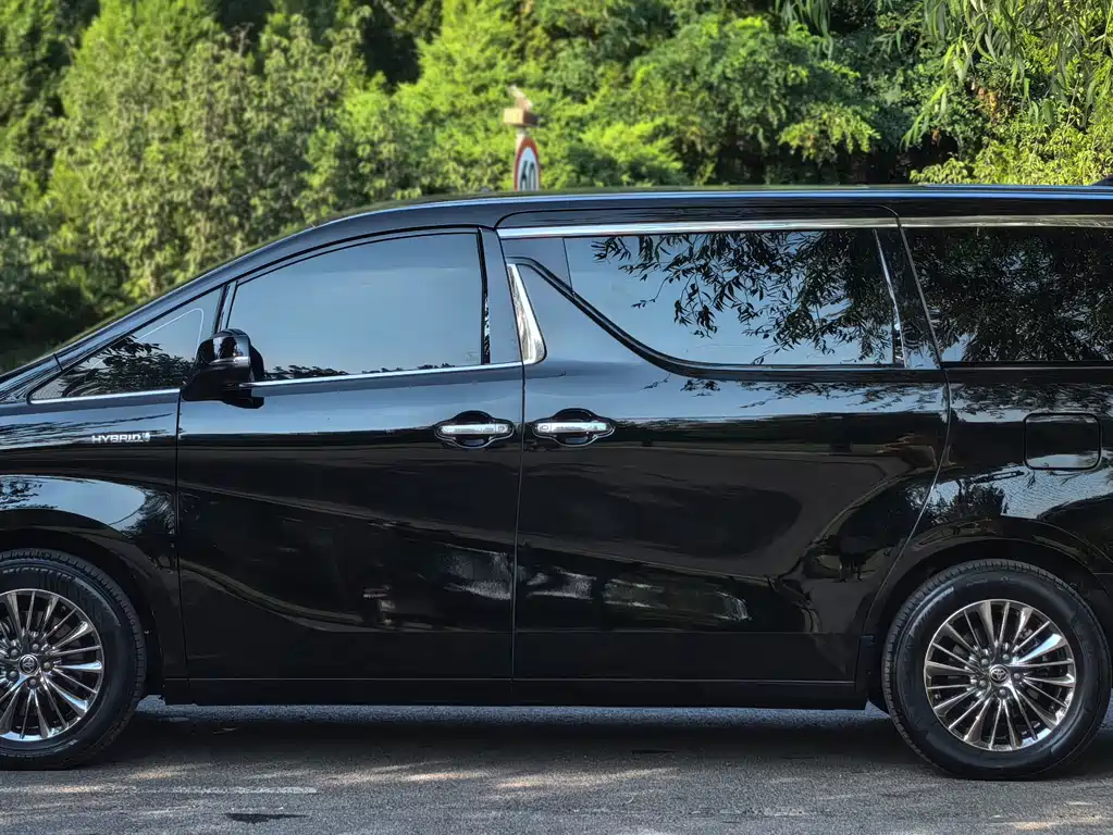 Toyota Alphard 2023 — фото 3