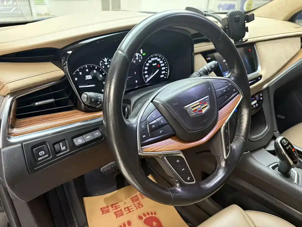 Cadillac XT5 2017 — фото 8