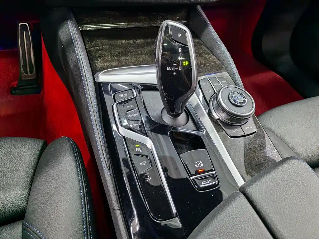 BMW 6 Series GT 2024 — фото 14