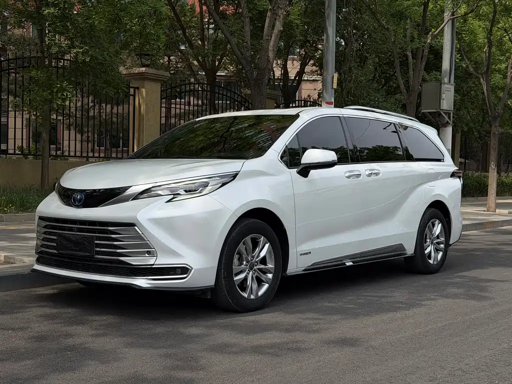 Toyota Sienna 2023 — фото 1