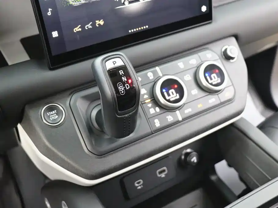 Land Rover Defender 2024 — фото 14