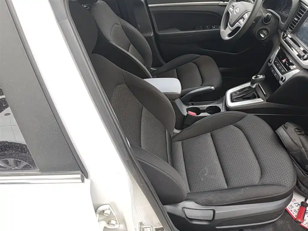 Hyundai Elantra 2016 — фото 25
