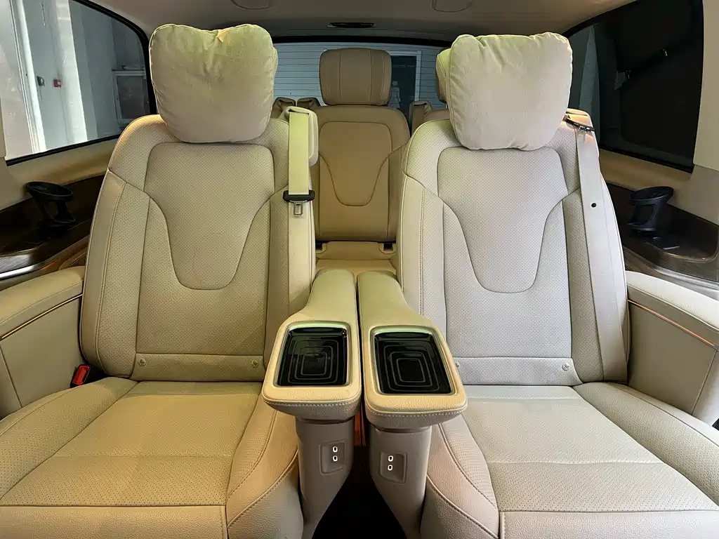 Mercedes-Benz V-Class 2023 — фото 13