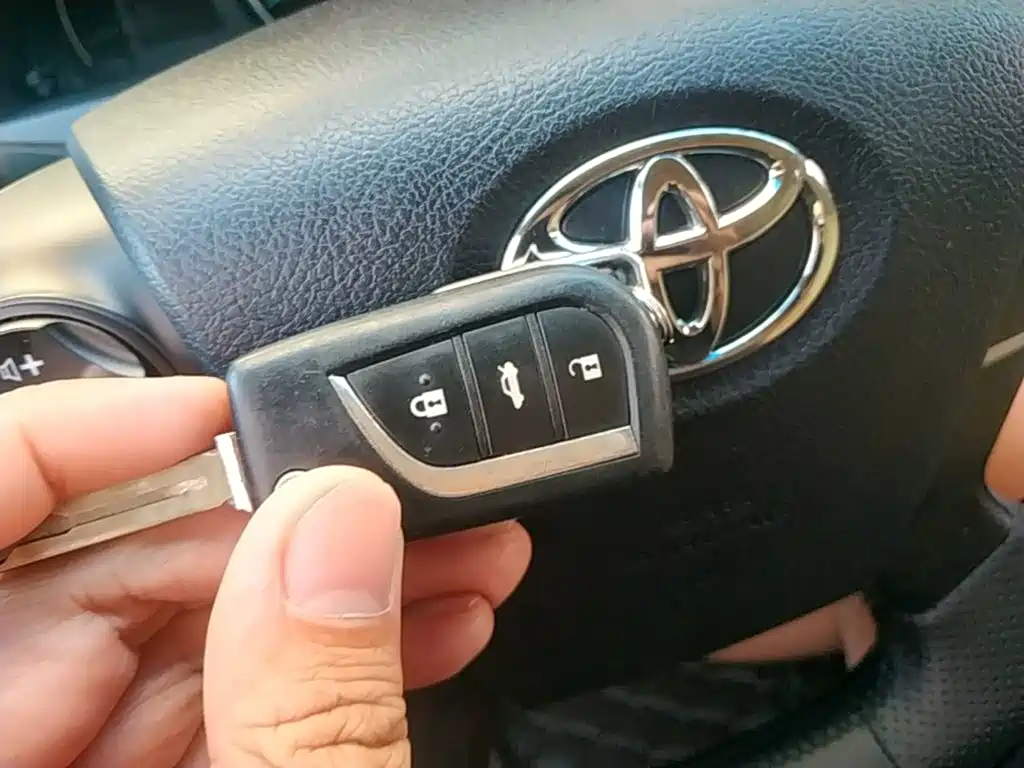 Toyota Camry 2017 — фото 9