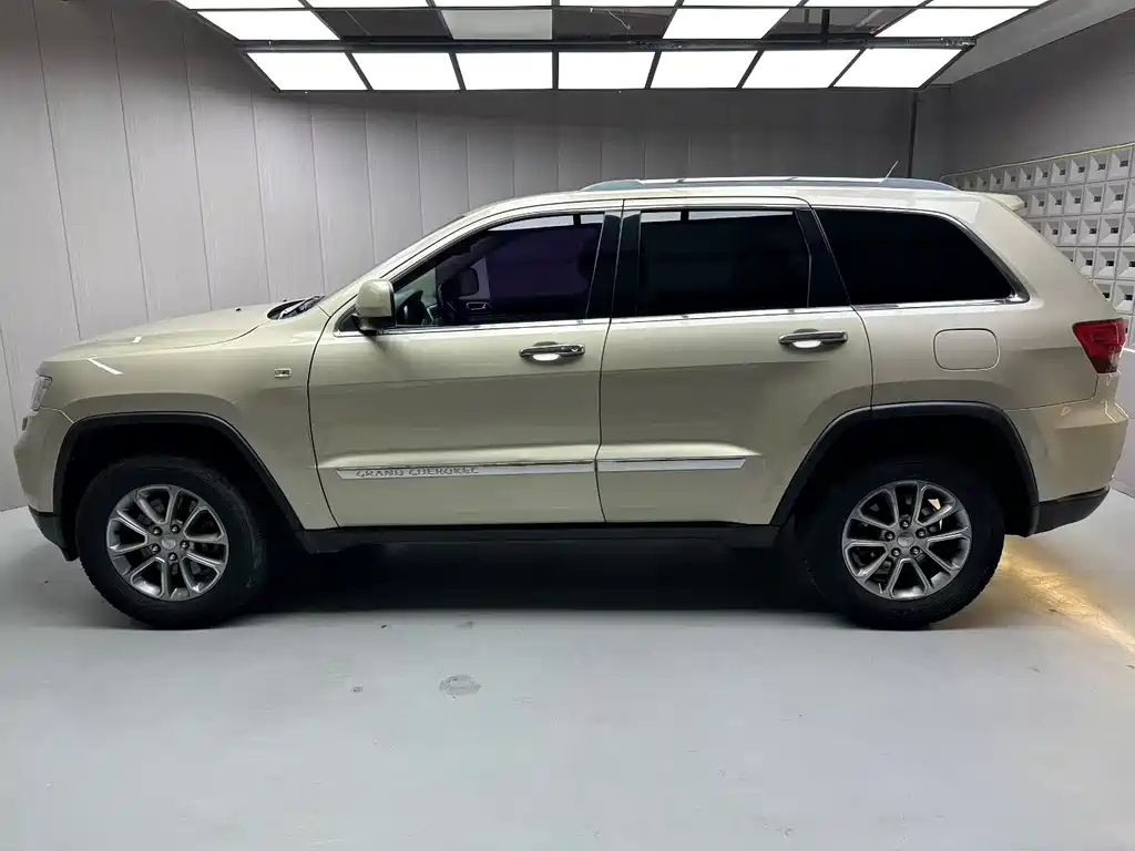 Jeep Grand Cherokee 2011 — фото 2