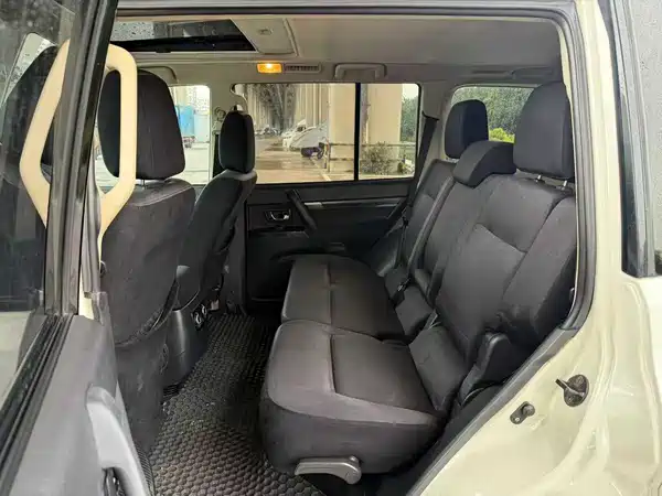 Mitsubishi Pajero 2016