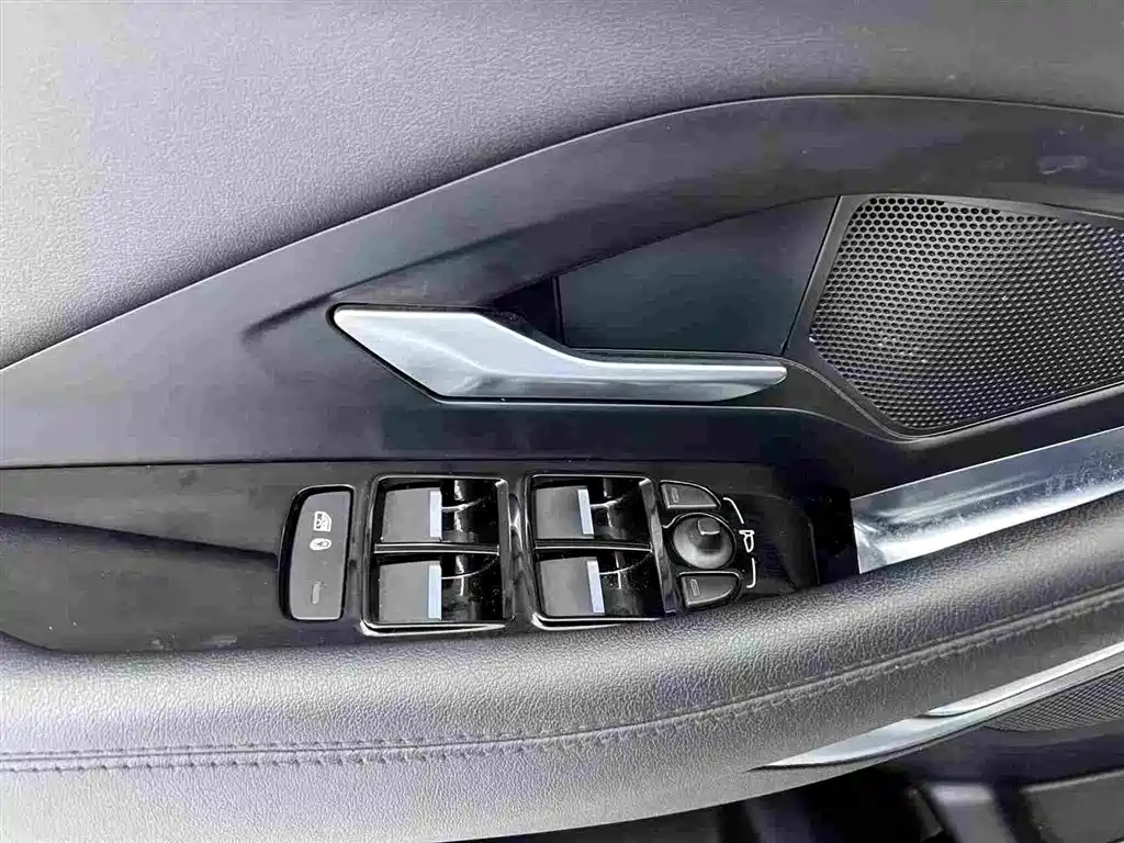 Jaguar E-PACE 2020 — фото 14