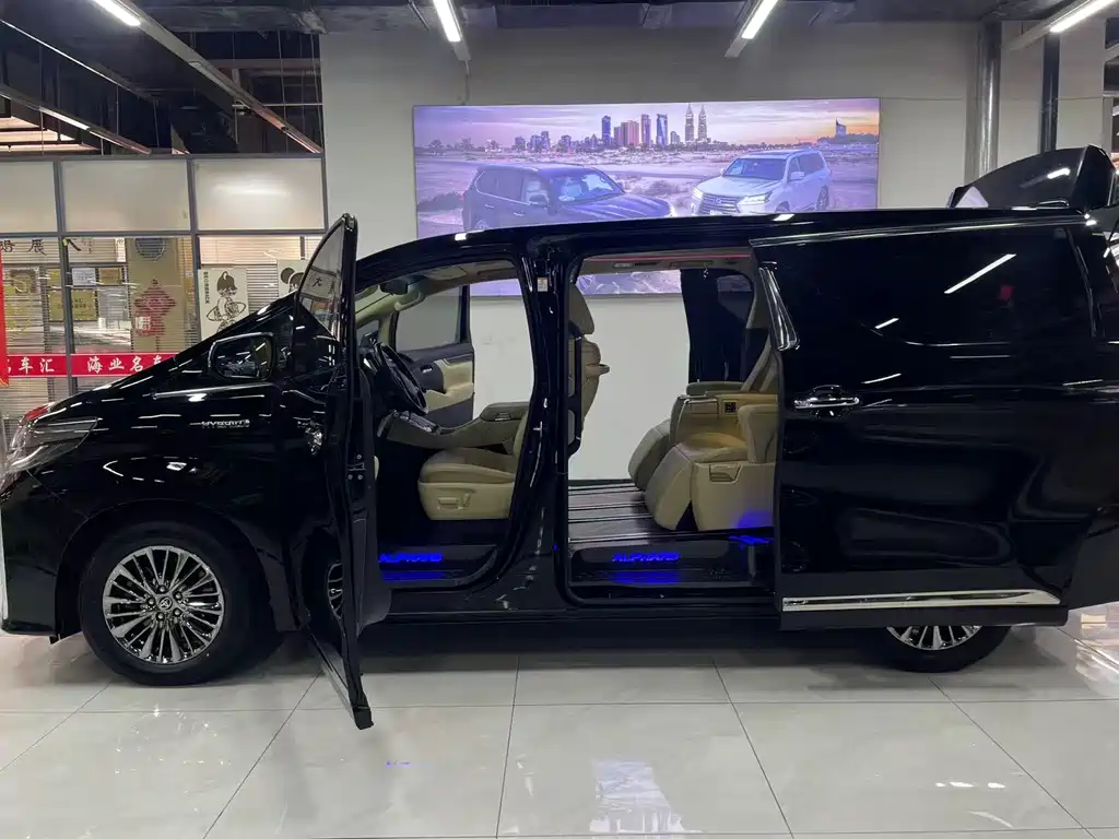 Toyota Alphard 2020 — фото 18
