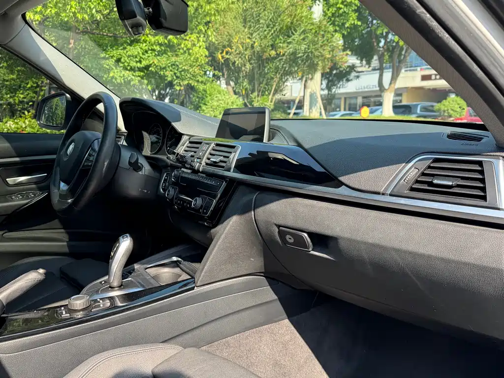BMW 3 Series 2017 — фото 15