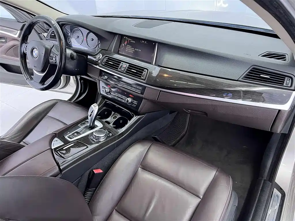 BMW 5 Series 2015 — фото 10