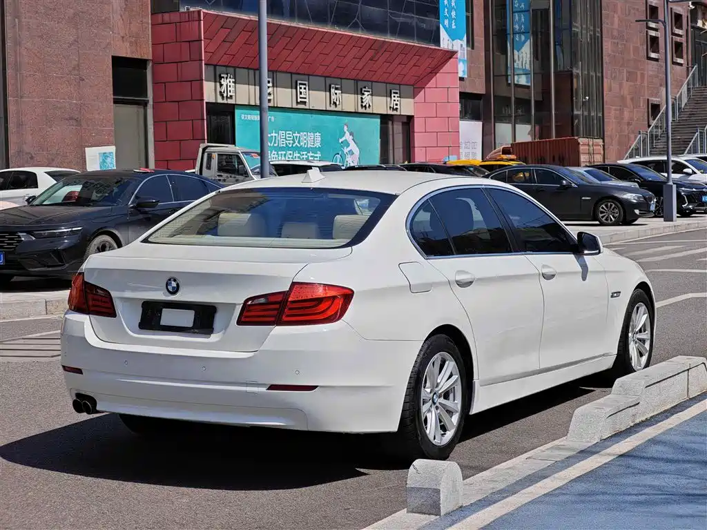 BMW 5 Series 2011 — фото 10