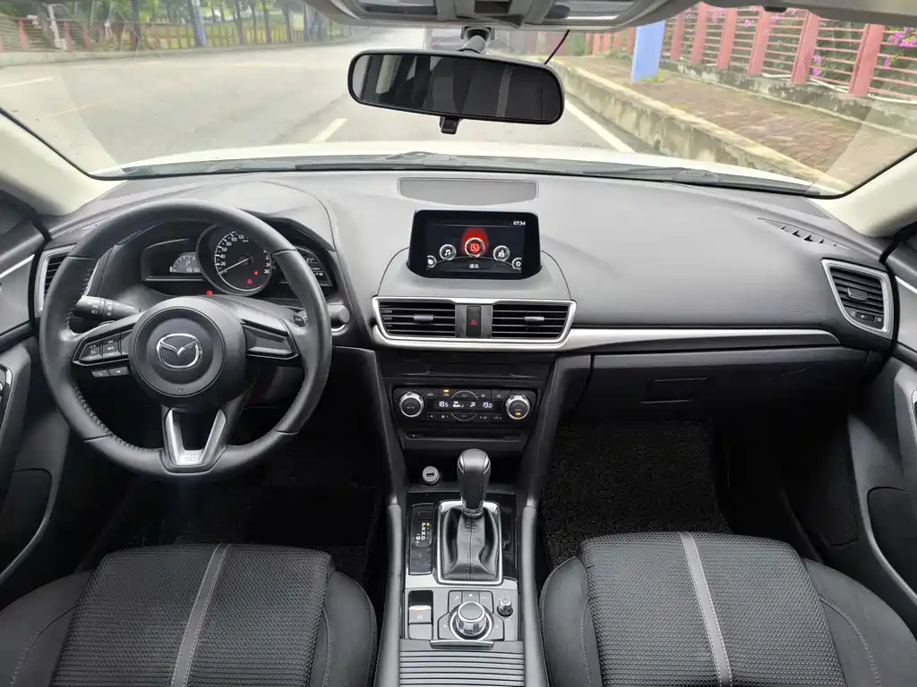 Mazda 3 Axela 2017 — фото 15