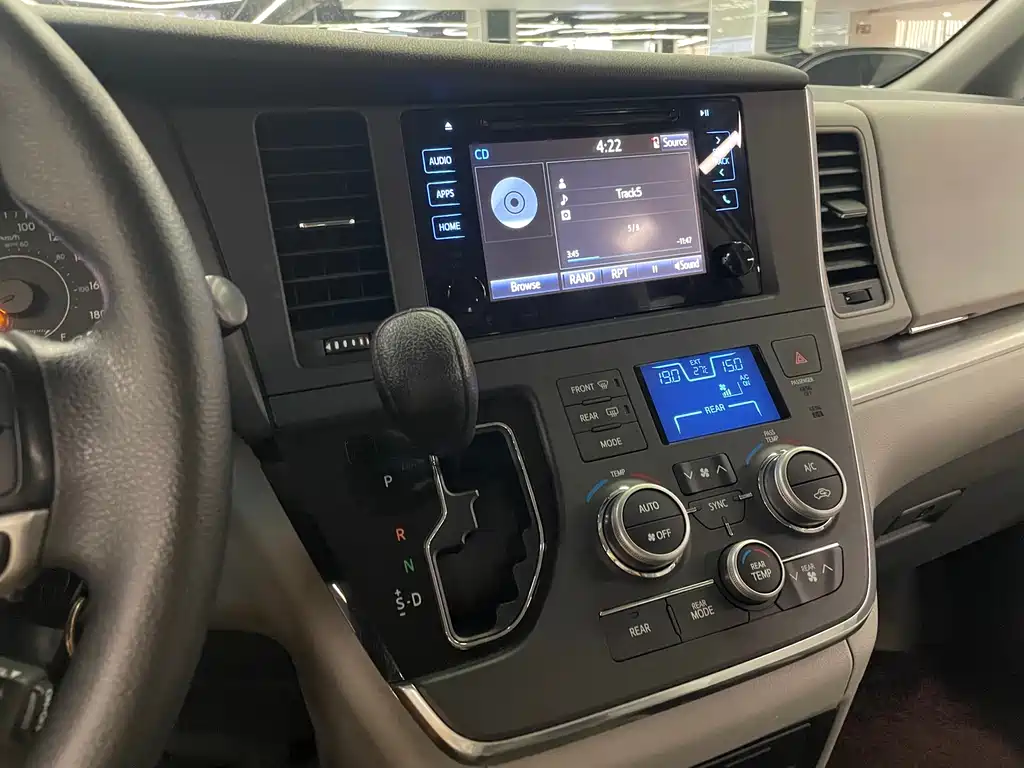 Toyota Sienna 2016 — фото 18