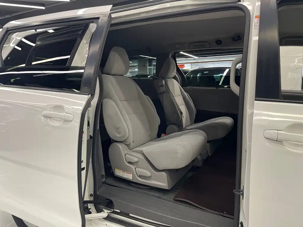 Toyota Sienna 2016 — фото 10