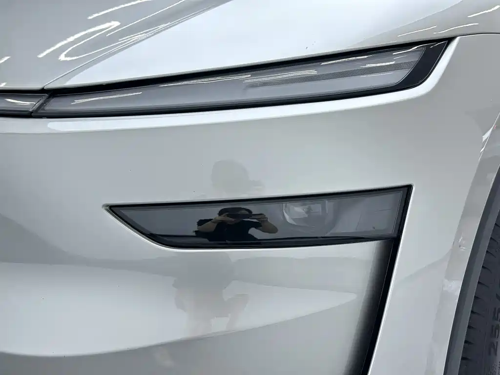Tesla Model Y L 2026 — фото 11