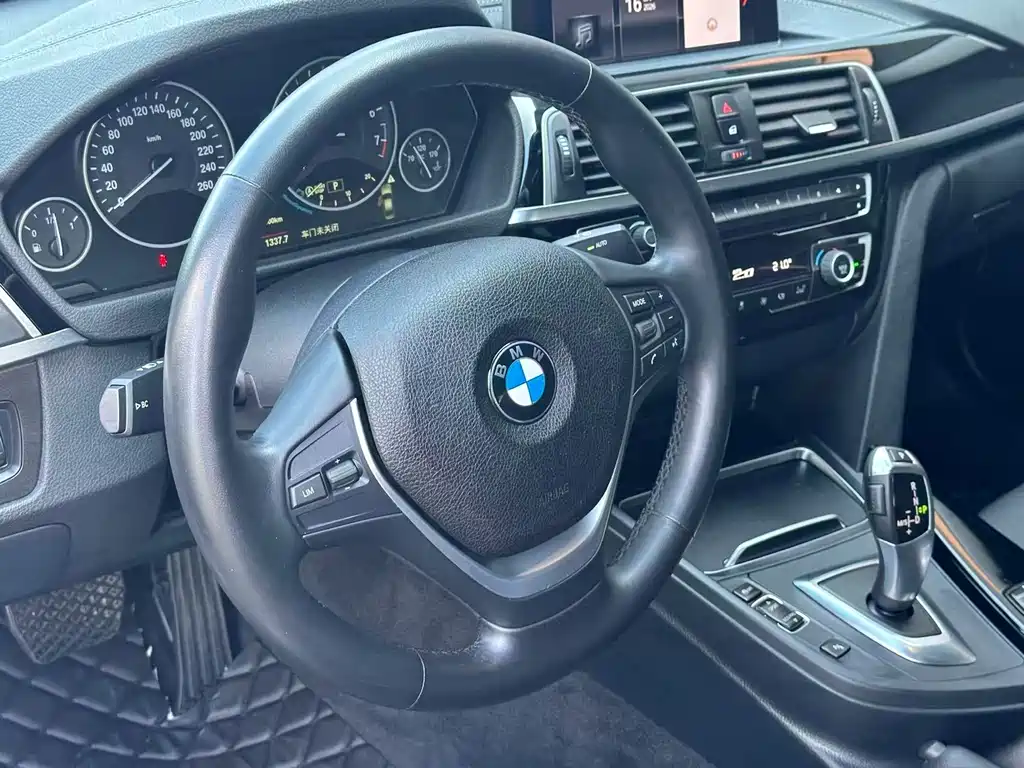 BMW 3 Series 2018 — фото 8