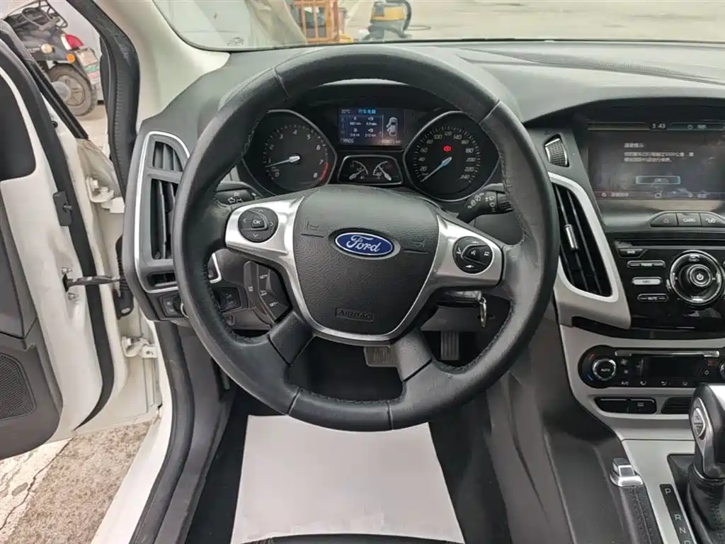 Ford Focus 2015 — фото 11