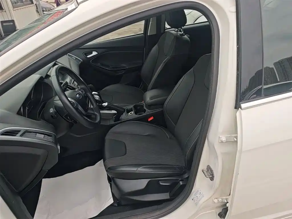 Ford Focus 2015 — фото 15
