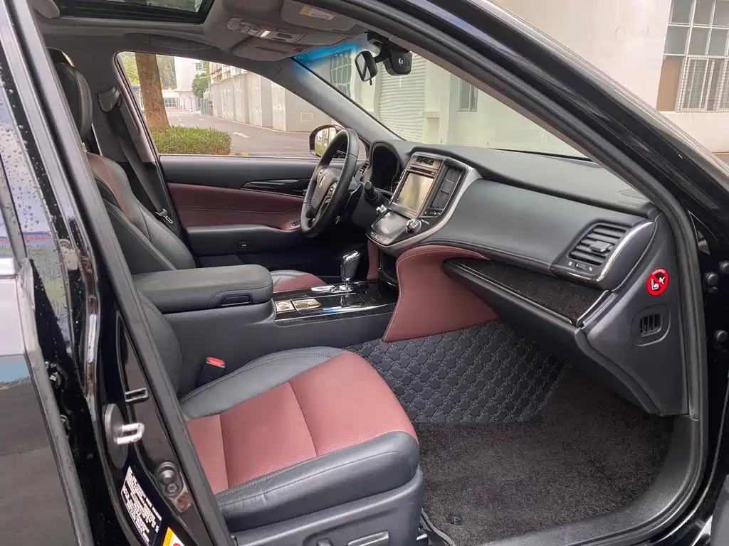Toyota Crown 2018 — фото 13