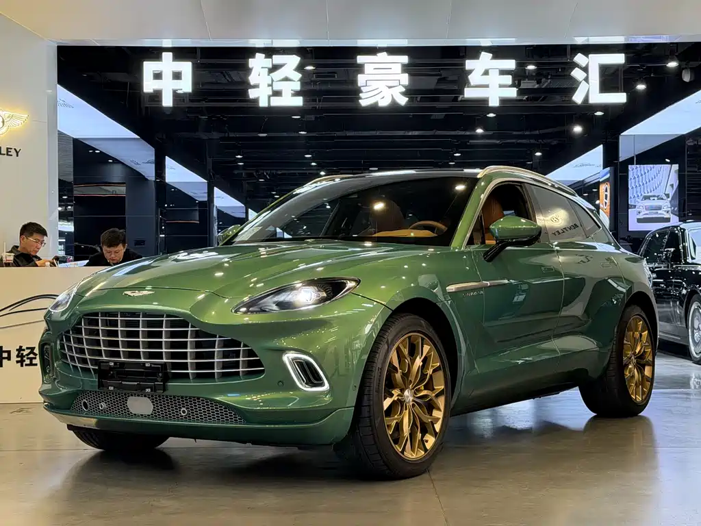 Aston Martin DBX 2023 — фото 1