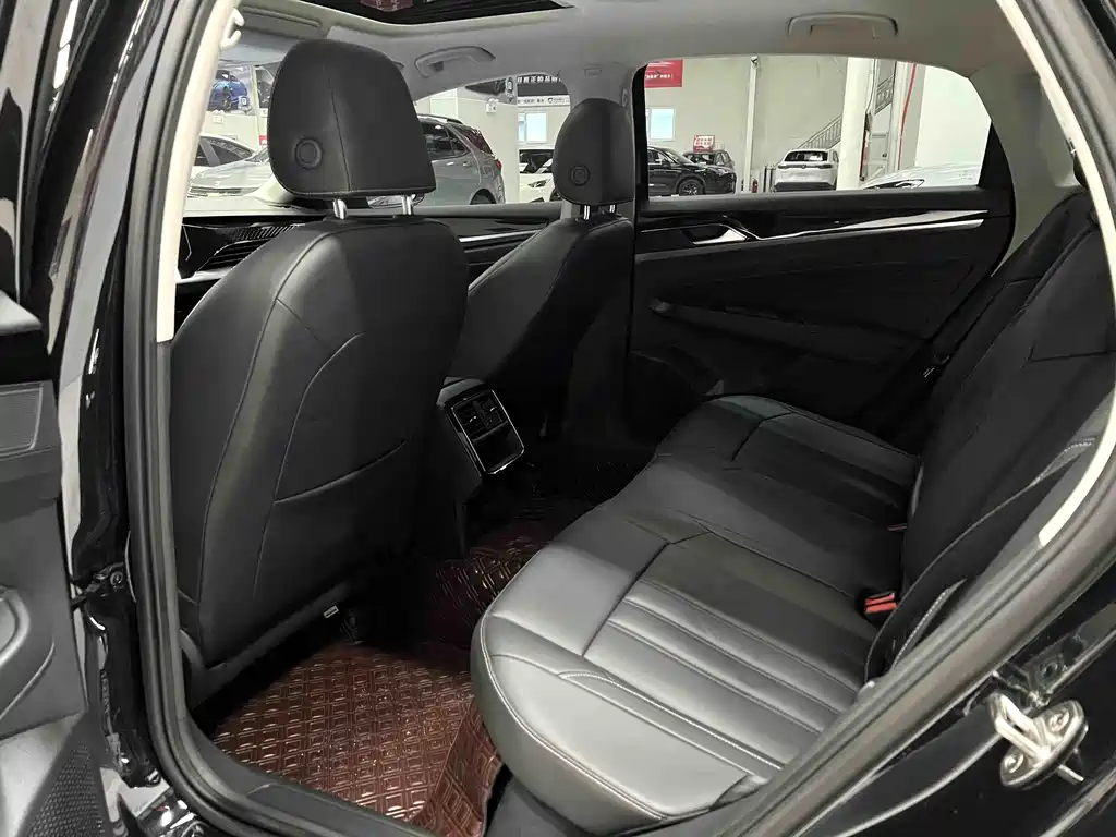 Volkswagen Passat 2023 — фото 10