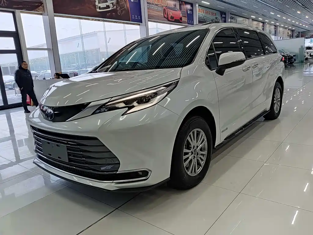 Toyota Sienna 2023 — фото 1