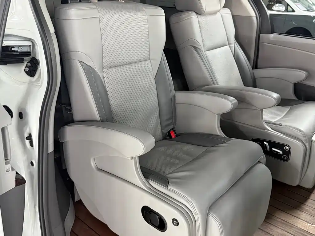Toyota Sienna 2018 — фото 8