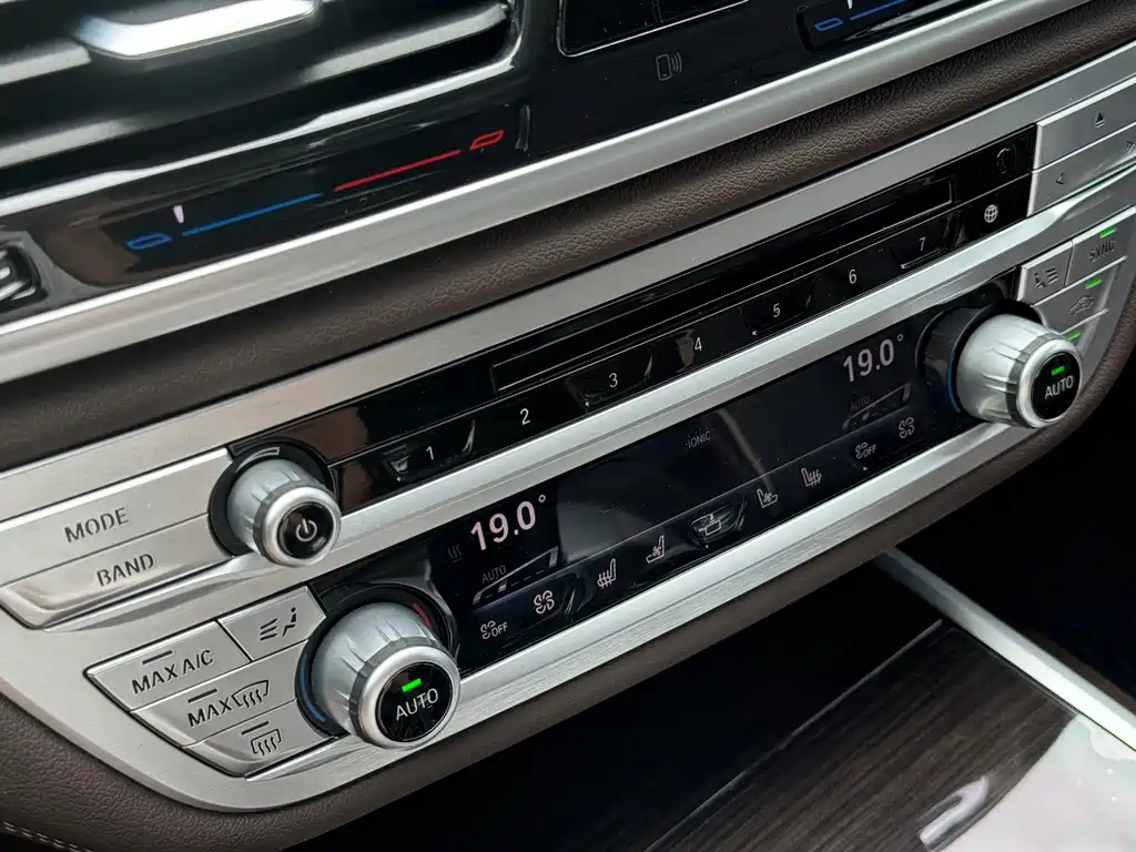 BMW 7 Series 2017 — фото 27