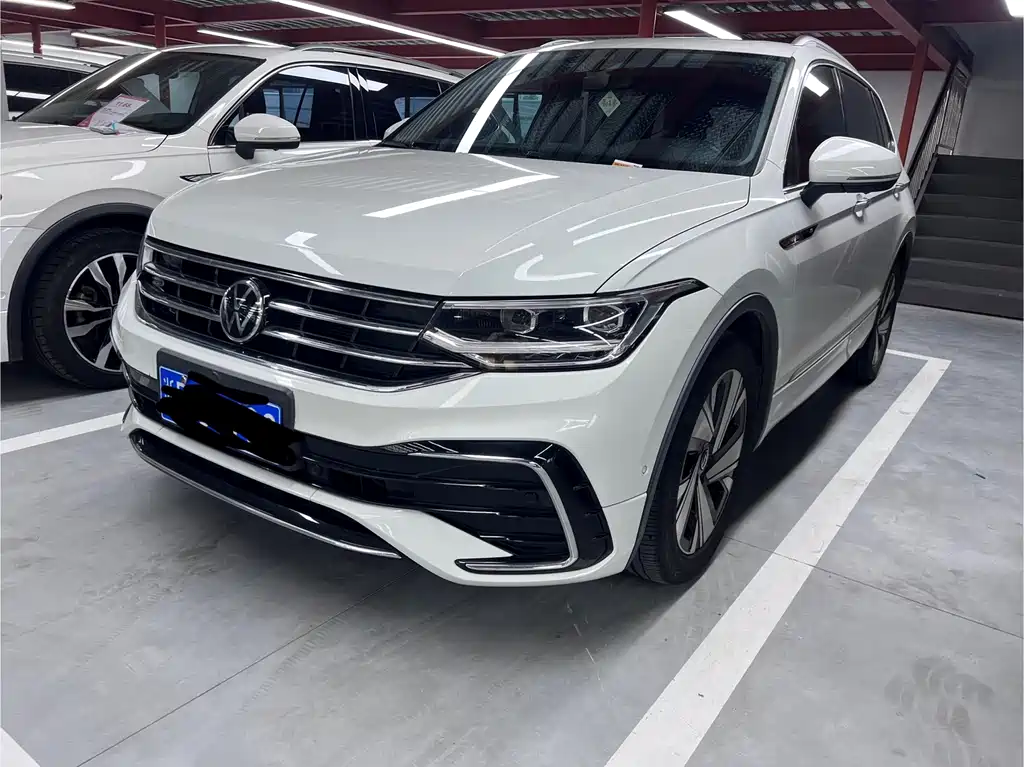 Volkswagen Tiguan L 2023 — фото 1