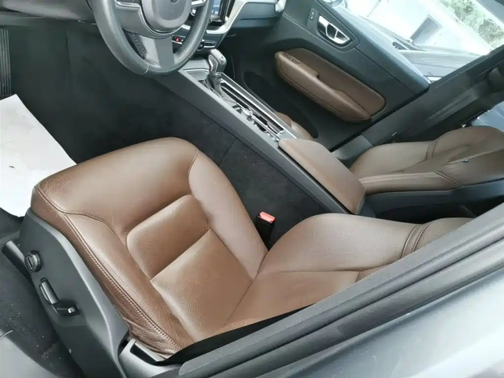 Volvo XC60 2019 — фото 15