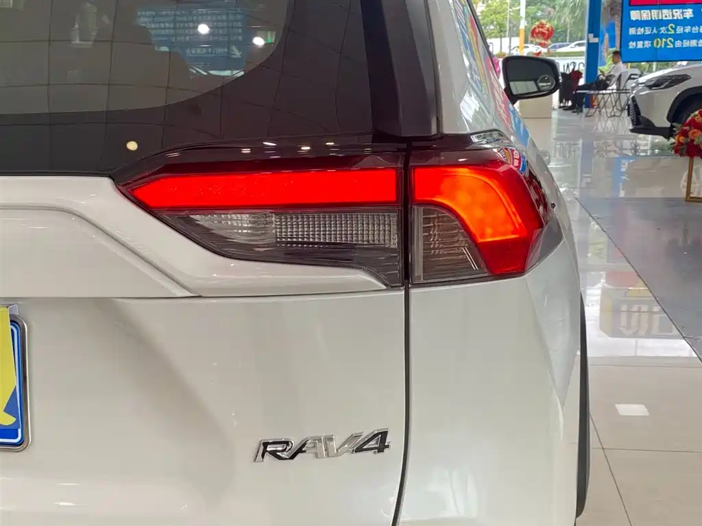 Toyota RAV4 2023 — фото 16