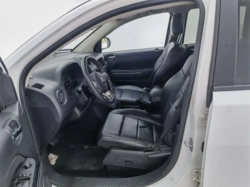 Jeep Compass 2012 — фото 10